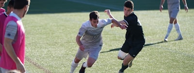 巴西队内马尔带球突破的精彩瞬间